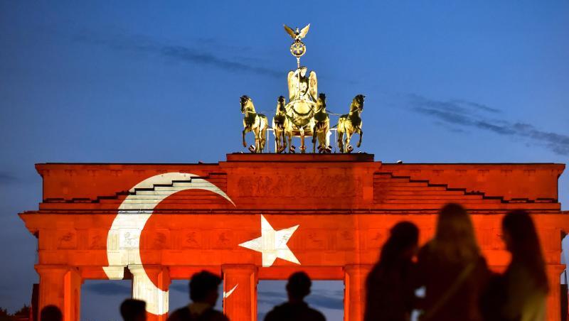 Mit der Aktion wollte Berlin seine Verbundenheit und Solidarität mit der türkischen Metropole zeigen. Mit der Aktion wollte Berlin seine Verbundenheit und Solidarität mit der türkischen Metropole zeigen.