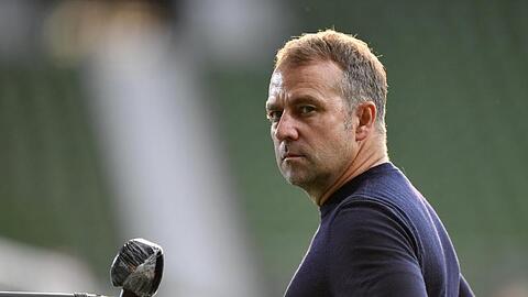 Bayerns Trainer Hansi Flick gibt vor dem Spiel ein Interview. Foto: Martin Meissner/AP-Pool/dpa/