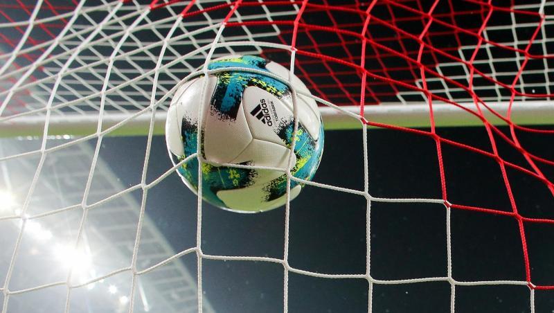 Ein Ball fliegt ins Tornetz.