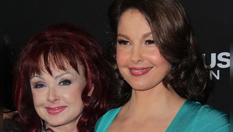 Ashley Judd (re.) trauert um ihre Mutter Naomi.