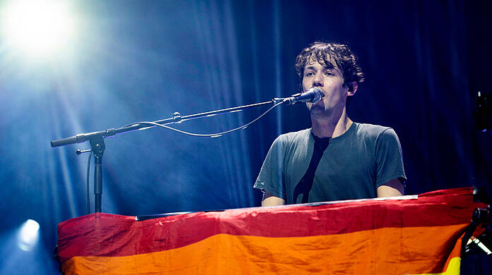 Sänger Hennig May bei einem AnnenMayKantereit-Konzert am Klavier. Bei seiner Show in München hatte er zunächst mit Stimmproblemen zu kämpfen. (Archivbild)