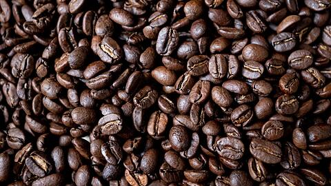 Auch wie stark Kaffeebohnen geröstet wurden, wirkt sich auf den Geschmack aus.