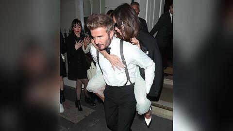 Um 2:30 Uhr in der Nacht trug David Beckham seine Victoria nach Hause.