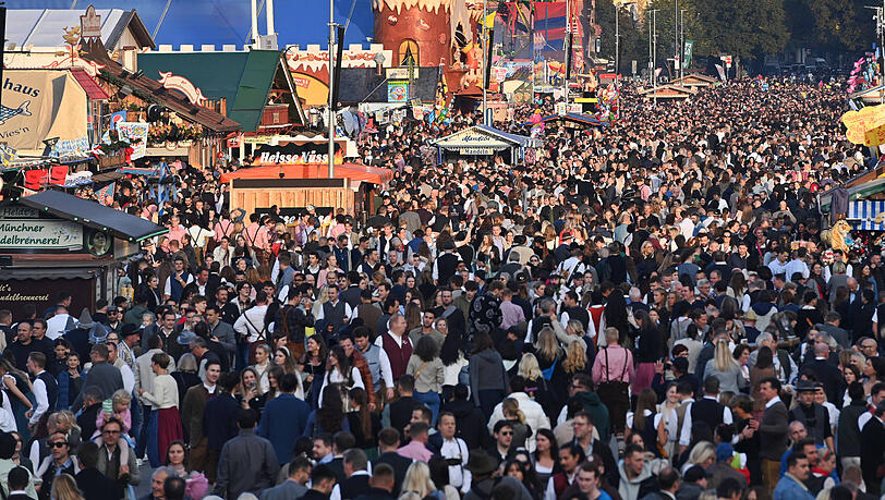 Enge, Lärm, Stillstand: Wenn nichts mehr vorangeht, so wie auf der Wiesn am Wochenende, kann schnell Angst aufkommen. Mit einfachen Tricks kann man sich und andere beruhigen. Enge, Lärm, Stillstand: Wenn nichts mehr vorangeht, so wie auf der Wiesn am Wochenende, kann schnell Angst aufkommen. Mit einfachen Tricks kann man sich und andere beruhigen.