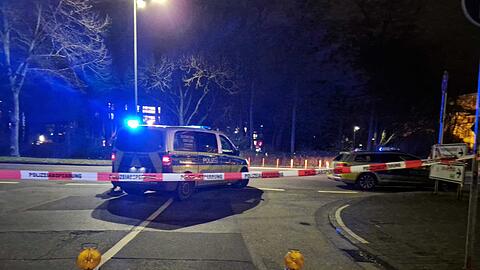 Die Polizei hat das Gebiet rund um die Bushaltestelle abgesperrt.