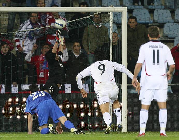 Luca Toni dreht das Uefa-Cup-Spiel gegen Getafe mit zwei späten Treffern zu Gunsten der Bayern.