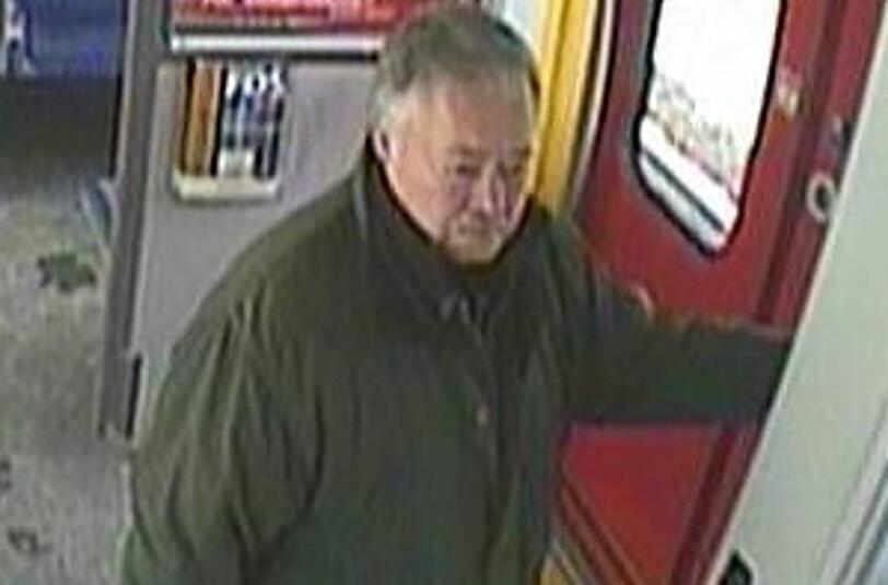 Wer kennt ihn? Eine Videokamera nahm in der S-Bahn den Verdächtigen auf.