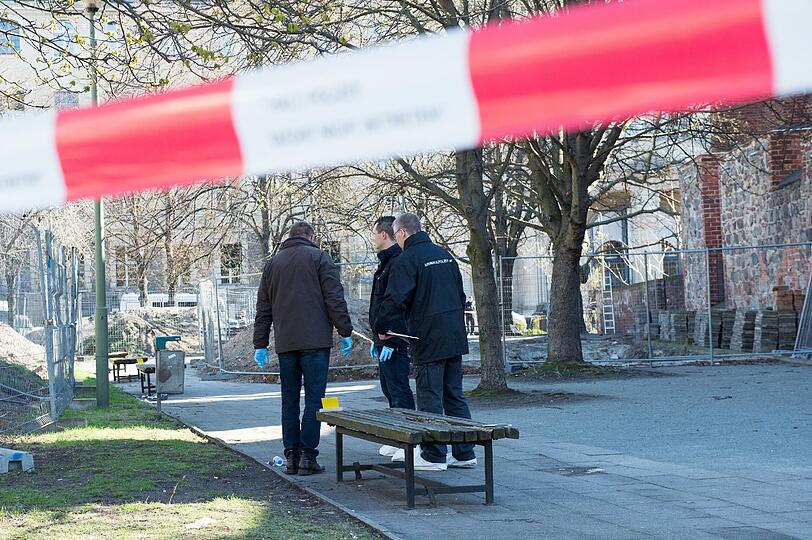 Polizeibeamte untersuchen in Berlin bei der Franziskaner-Klosterruine den Fundort einer männlichen Leiche.