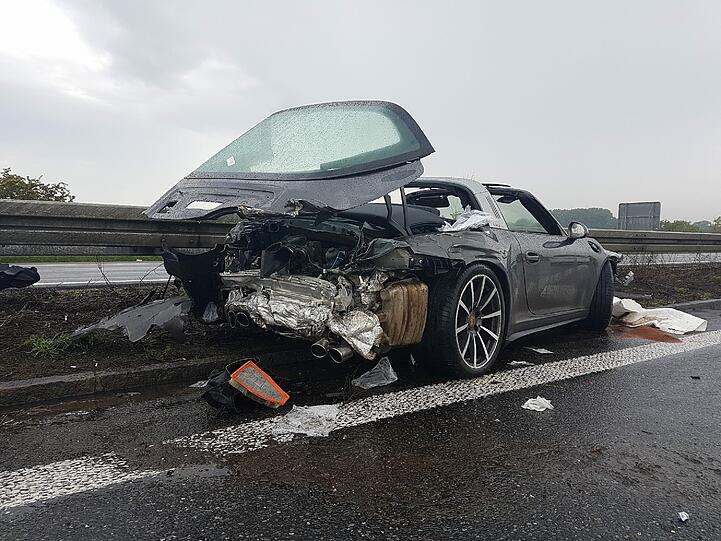Völlig demoliert kam der Porsche an der Leitplanke zum Stehen.