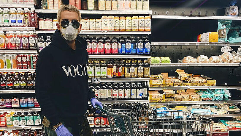 Tokio-Hotel-Sänger Bill Kaulitz geht mit Atemschutzmaske und Handschuhen in den Supermarkt.