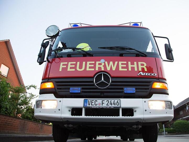 Ein Feuerwehrwagen steht bereit. Foto: picture alliance / dpa