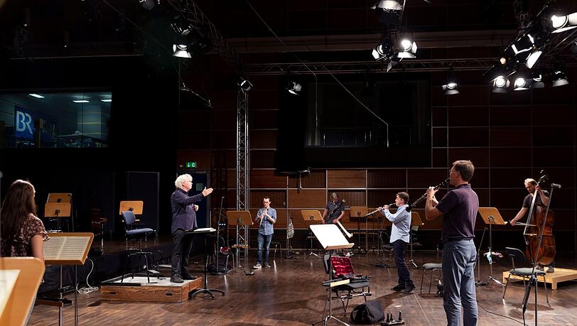 Die Bläser des Symphonieorchesters des Bayerischen Rundfunks mit viel Abstand bei Mozarts „Gran Partita“ unter Sir Simon Rattle. Die Bläser des Symphonieorchesters des Bayerischen Rundfunks mit viel Abstand bei Mozarts „Gran Partita“ unter Sir Simon Rattle.
