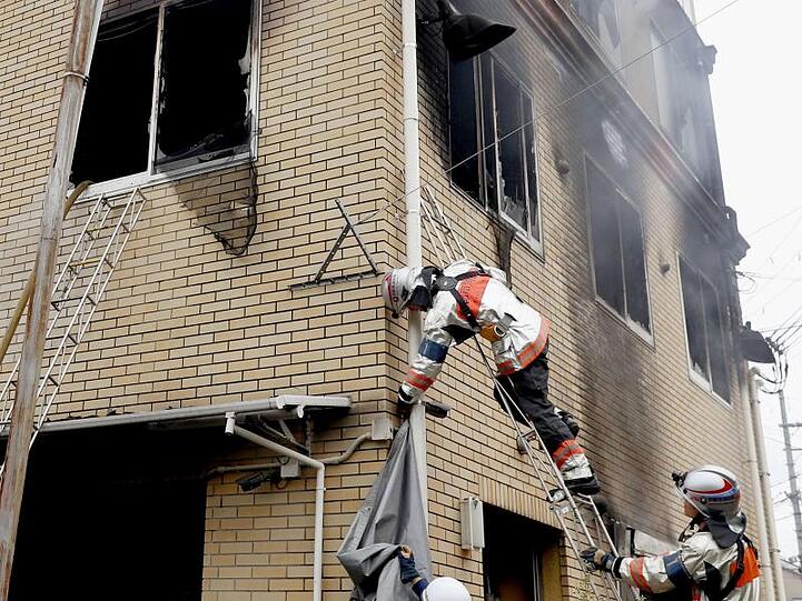 Feuerwehrleute während der Löscharbeiten am dreistöckigen Studio der Kyoto Animation Co.