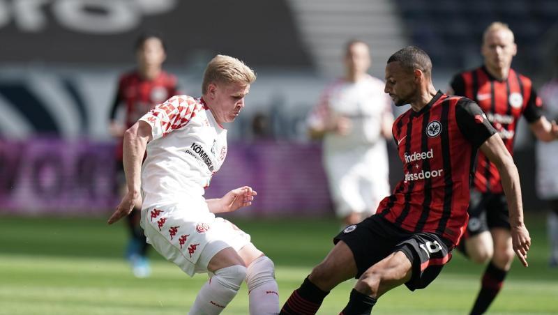 Der Mainzer Jonathan Burkhardt (l) und der Frankfurter Djibril Sow kämpfen resolut um den Ball.