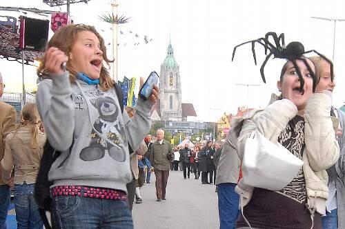Iiiiih, eine Spinne: Sofie (13) und Isfra (13) schreien sich die Lunge aus dem Leib.