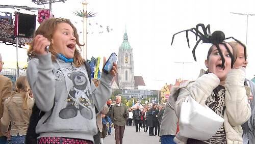 Iiiiih, eine Spinne: Sofie (13) und Isfra (13) schreien sich die Lunge aus dem Leib. Iiiiih, eine Spinne: Sofie (13) und Isfra (13) schreien sich die Lunge aus dem Leib.