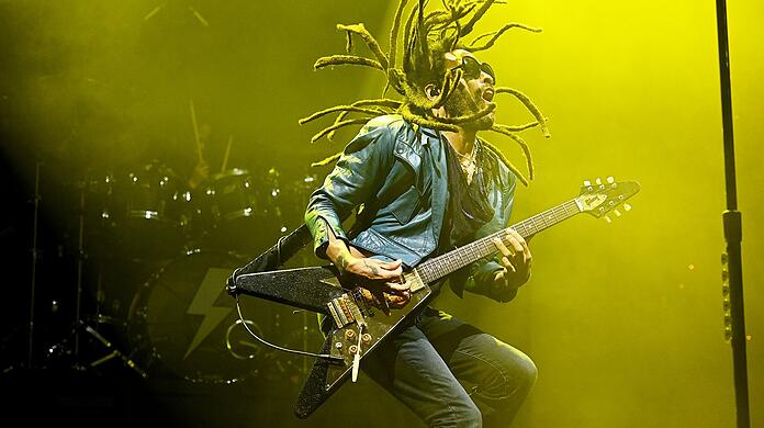 Auch mit sechzig begeistert Lenny Kravitz noch die Fans in der Münchner Olympiahalle.