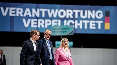 Vor dem CDU-Delegiertentreffen in Stuttgart schauen sich Kanzler und Parteichef Friedrich Merz, Generalsekret&auml;r Carsten Linnemann und dessen Stellvertreterin Christina Stumpp die Parteitagshalle an.