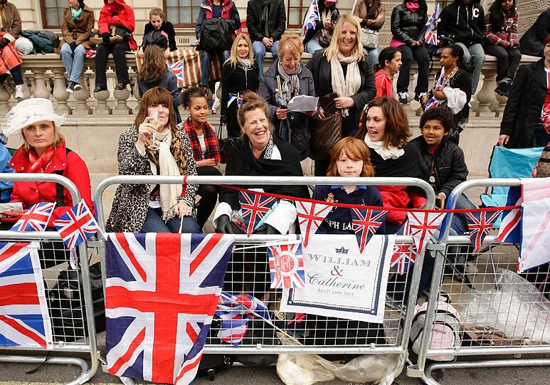 Ein Fahnenmeer, geschminkte Gesichter, jubelnde Menschenmassen: So feiert das Volk die Hochzeit von Kate und William. Die Bilder.