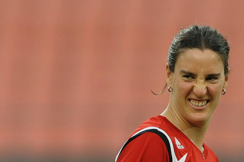 Beim Training für die Olympischen Spiele in Peking (China) 2008 zieht Birgit Prinz Grimassen.