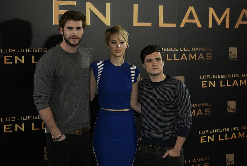 In einem Bleistiftkleid von Alexander McQueen zeigte sich Jennifer Lawrence auf dem roten Teppich in Madrid. An ihrer Seite: Liam Hemsworth und Josh Hutcherson.