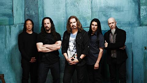 Mit ihrem zwölften Album gehen sie ziemlich weit in die Vergangenheit: Dream Theater.