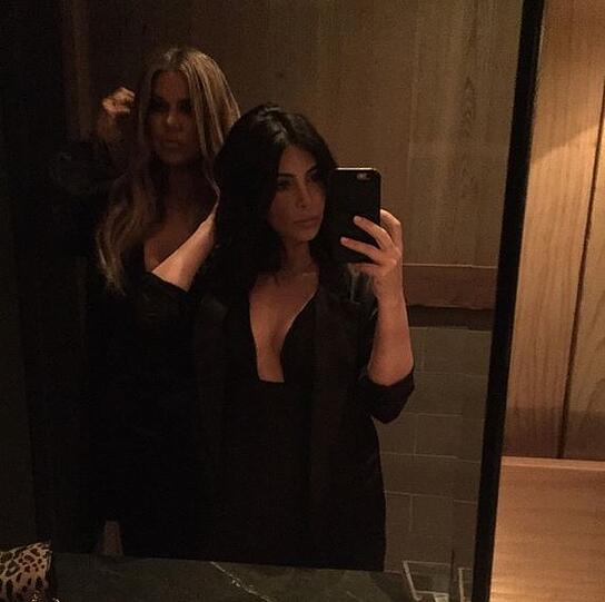 Kim Kardashian mit ihrer Schwester Khloe