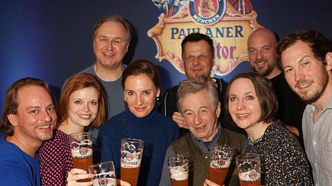 Die Mitglieder des Singspiel-Ensembles prosten sich schon mal warm für den 12. März, wenn sie am Abend bei der Salvatorprobe auf dem Nockherberg auftreten.