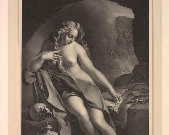 Das Foto von einer eleganten "Höhlenbewohnerin", die eher mit ihren blonden Locken spielt als im Buch blättert.