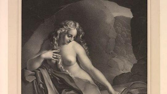 Das Foto von einer eleganten "Höhlenbewohnerin", die eher mit ihren blonden Locken spielt als im Buch blättert. Das Foto von einer eleganten "Höhlenbewohnerin", die eher mit ihren blonden Locken spielt als im Buch blättert.