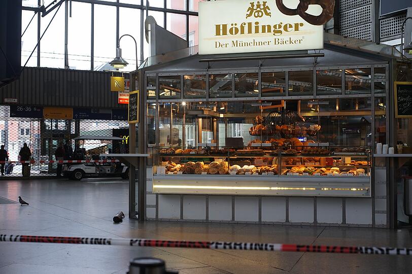 Diese unscheinbare Plastikrolle neben einem Bäckereistand im Münchner Hauptbahnhof löste einen Bombenalarm aus.