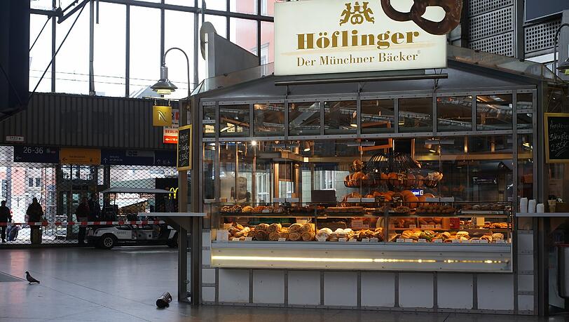 Diese unscheinbare Plastikrolle neben einem Bäckereistand im Münchner Hauptbahnhof löste einen Bombenalarm aus. Diese unscheinbare Plastikrolle neben einem Bäckereistand im Münchner Hauptbahnhof löste einen Bombenalarm aus.