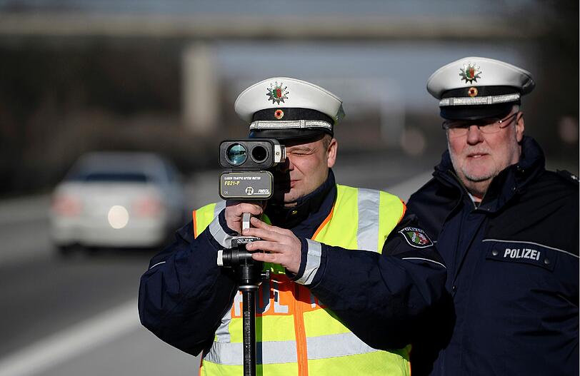 Mit 110 km/h stoppte die Polizei den Fahrer auf der Plinganserstraße. (Symbolbild)