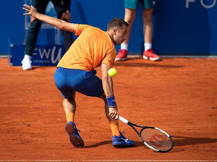 Philipp Kohlschreiber spielt den Ball. Foto: Sina Schuldt