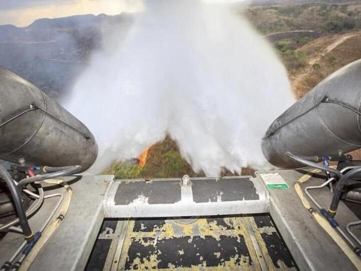 Ein C-130-Flugzeug der brasilianischen Armee wirft Wasser über den Bränden im Amazonasgebiet ab.