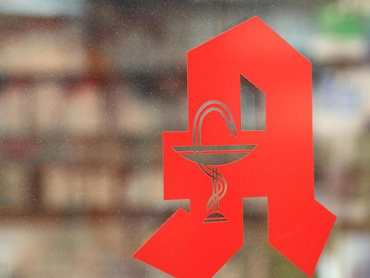 Das Apotheken-Logo an der Schaufensterscheibe einer Apotheke. Foto: Jens Wolf/zb/dpa/Archivbild