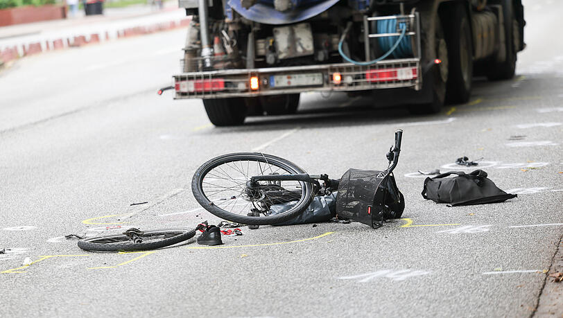 Ein zerstörtes Fahrrad liegt nach einem tödlichen Verkehrsunfall auf der Straße. (Archivbild)