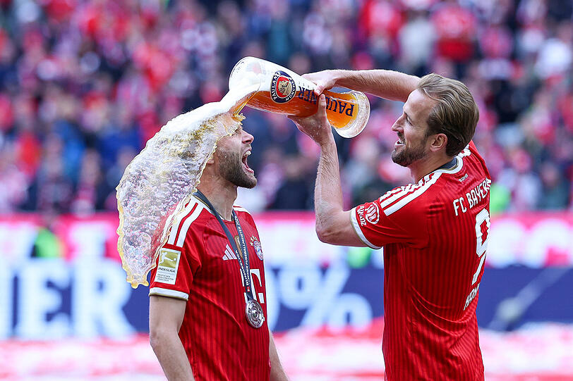 Konrad Latschen-Laimer bekommt eine Bierdusche von Harry Kane.