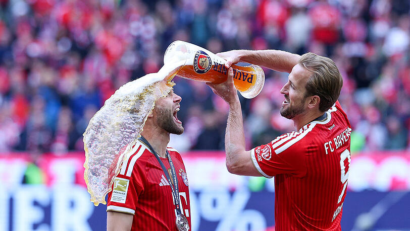 Konrad Latschen-Laimer bekommt eine Bierdusche von Harry Kane.
