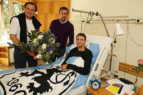 Am Krankenbett: Miki Stevic und Ewald Lienen besuchen 1860-Patient Florin Lovin.
