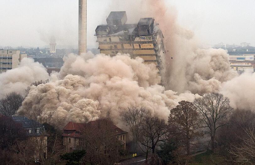 Rund 900 Kilogramm Sprengstoff bringen den ehemaligen Uni-Turm in Frankfurt am Main innerhalb weniger Sekunden zum Einsturz. Mit 116 Metern Höhe war es das höchste je gesprengte Haus in Europa. Mehrere zehntausend Schaulustige verfolgten das Spektakel aus zum Teil mehreren Kilometern Entfernung