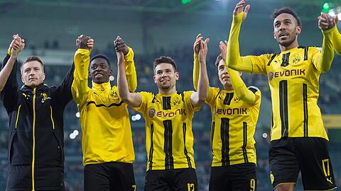 Zurück auf Champions-League-Kurs: Der BVB feiert seinen späten 3:2-Sieg in Mönchengladbach.