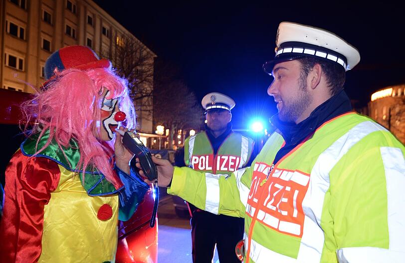 Die Polizei München hat zur Faschingszeit verstärkt Alkoholkontrollen durchgeführt - die Bilanz gibt ihnen recht.