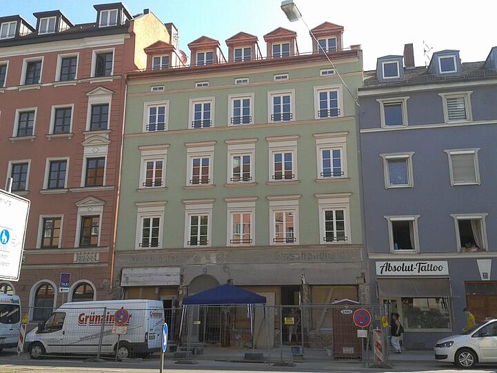 Etwas verblasst, aber dennoch zu erkennen: Der alte Schriftzug an einem Haus am Rosenheimer Platz.