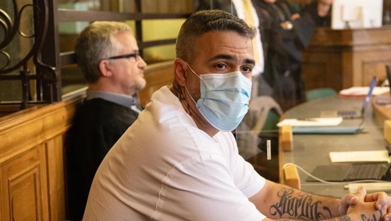 Anis Mohamed Youssef Ferchichi, bekannt als Rapper Bushido, sitzt zu Beginn eines Prozesses gegen den Chef einer bekannten arabischstämmigen Großfamilie in einem Gerichtssaal des Landgerichts.