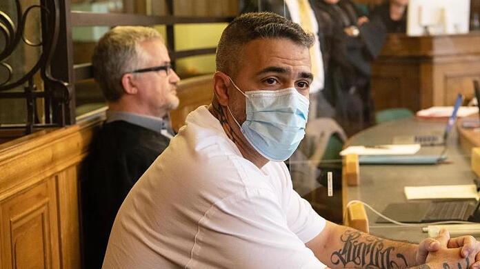 Anis Mohamed Youssef Ferchichi, bekannt als Rapper Bushido, sitzt zu Beginn eines Prozesses gegen den Chef einer bekannten arabischstämmigen Großfamilie in einem Gerichtssaal des Landgerichts.