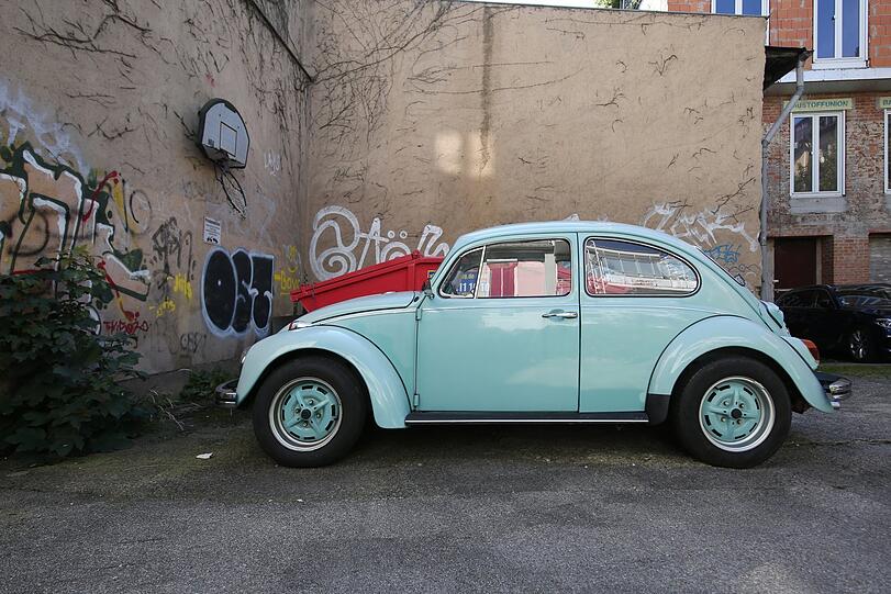 Ein alter himmelblauer VW-Käfer aus der Zeit, als Autos noch eine Seele hatten, steht in einem Hinterhof am Preysingplatz.