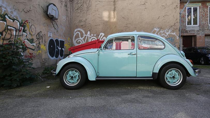 Ein alter himmelblauer VW-Käfer aus der Zeit, als Autos noch eine Seele hatten, steht in einem Hinterhof am Preysingplatz. Ein alter himmelblauer VW-Käfer aus der Zeit, als Autos noch eine Seele hatten, steht in einem Hinterhof am Preysingplatz.