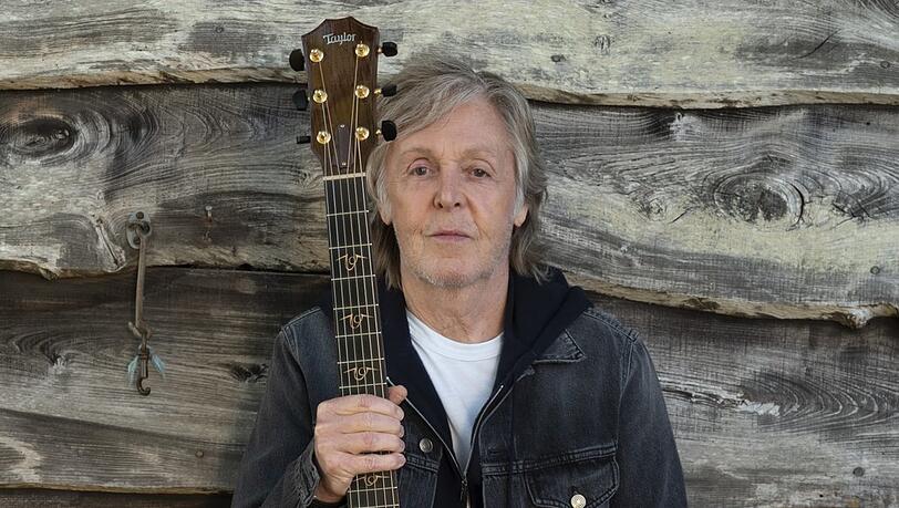Paul McCartney mit einem der vielen Instrumente, die er beherrscht.