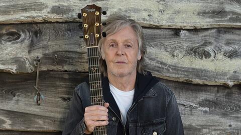 Paul McCartney mit einem der vielen Instrumente, die er beherrscht.
